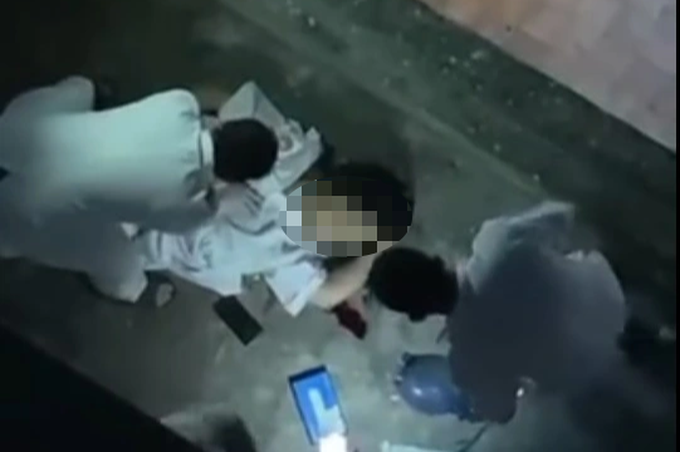 Hình ảnh được cho là nam bác sĩ rơi từ tầng cao trong khuôn viên Bệnh viện Quân y 103 xuống đất tử vong (Ảnh: Cắt từ video).