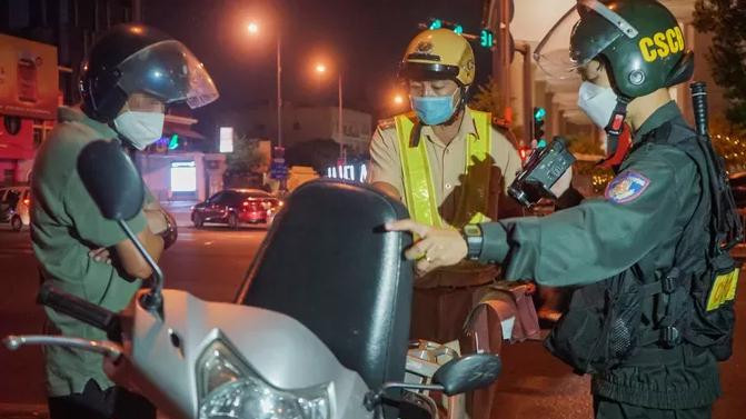 Ông Q. (44 tuổi, ngụ quận 3) nài nỉ CSGT bỏ qua với lý lẽ "lương 4 triệu, không có khả năng đóng tiền phạt".