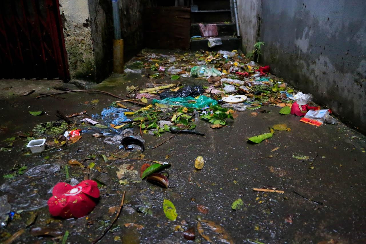 Rạng sáng 14/6, tại ngõ 90 Đội Cấn, nước đã rút hết, để trơ nhiều ra rác thải, bốc mùi khó chịu. Tuy nhiên, tại những điểm trũng, nước còn chưa kịp thoát. Rạng sáng 14/6, tại ngõ 90 Đội Cấn, nước đã rút hết, để trơ nhiều ra rác thải, bốc mùi khó chịu. Tuy nhiên, tại những điểm trũng, nước còn chưa kịp thoát.