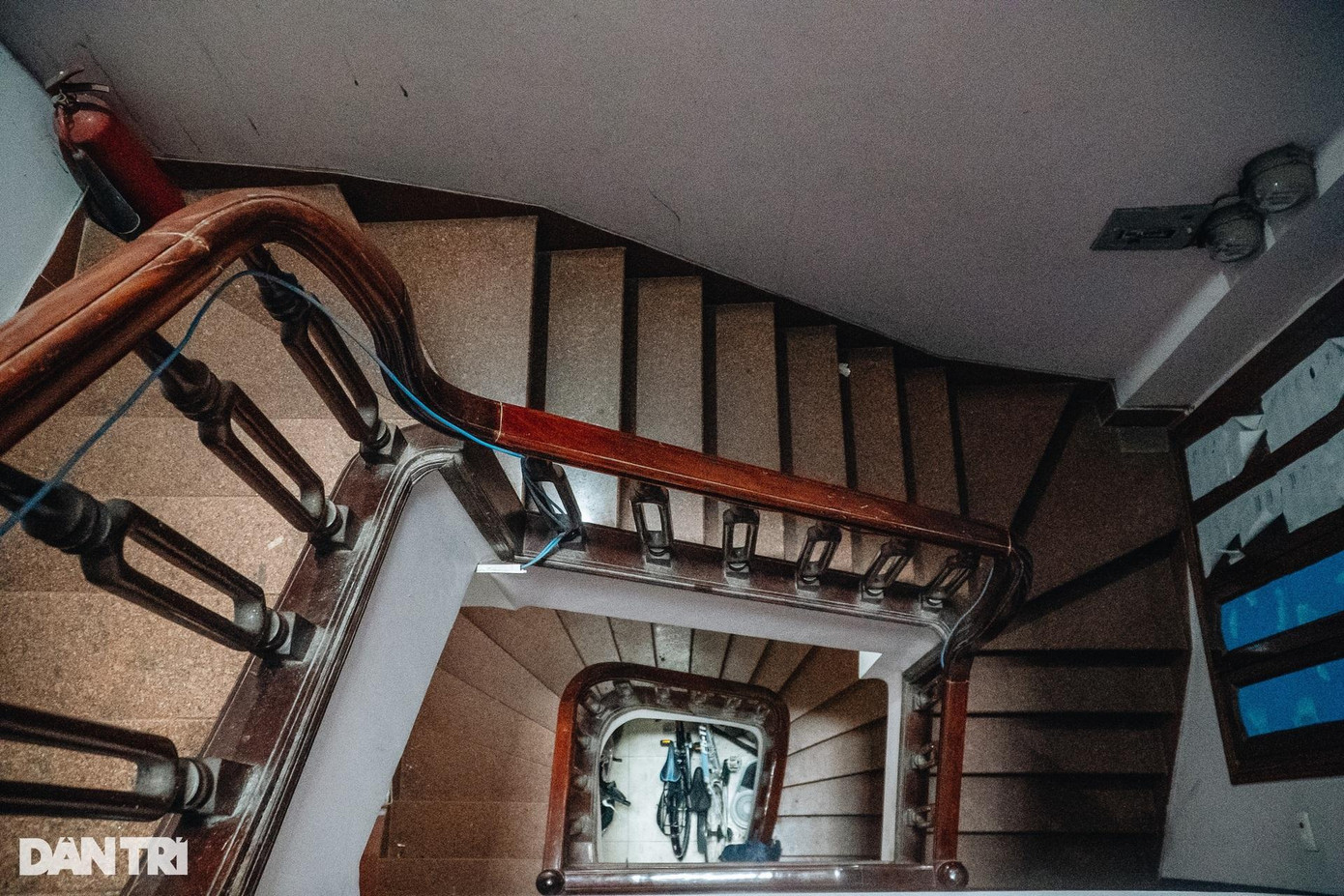 Anh Chu Duy Luyện (27 tuổi) - chủ điều hành hệ thống nhà trọ khu vực Hà Nội cho biết, mô hình phòng trọ "tổ ong" được thành lập từ năm 2019, lấy cảm hứng từ "Goshiwon" (phòng trọ siêu nhỏ của Hàn Quốc), Hồng Kông, Nhật Bản,… nhưng được cải tiến. Đơn vị này hiện có 200 dãy trọ tổ ong tại tất cả các quận của Hà Nội, tỷ lệ lấp đầy phòng luôn ở mức 90-95%, thời hạn thuê trung bình 6 tháng. Mức giá thuộc phân khúc siêu rẻ, từ 800 nghìn đến 1,2 triệu đồng. Tổng chi phí mỗi tháng dao động 1,5-1,7 triệu đồng, bao gồm: Tiền nhà, điện, nước, wifi, dịch vụ,… Ba năm qua, họ ghi nhận trung bình 2.000 lượng khách. Tập khách hàng chính là sinh viên, người lao động thu nhập thấp. Tỷ lệ nam chiếm 60-70%. Trong thời kỳ dịch bệnh, lượng khách giảm 30%.