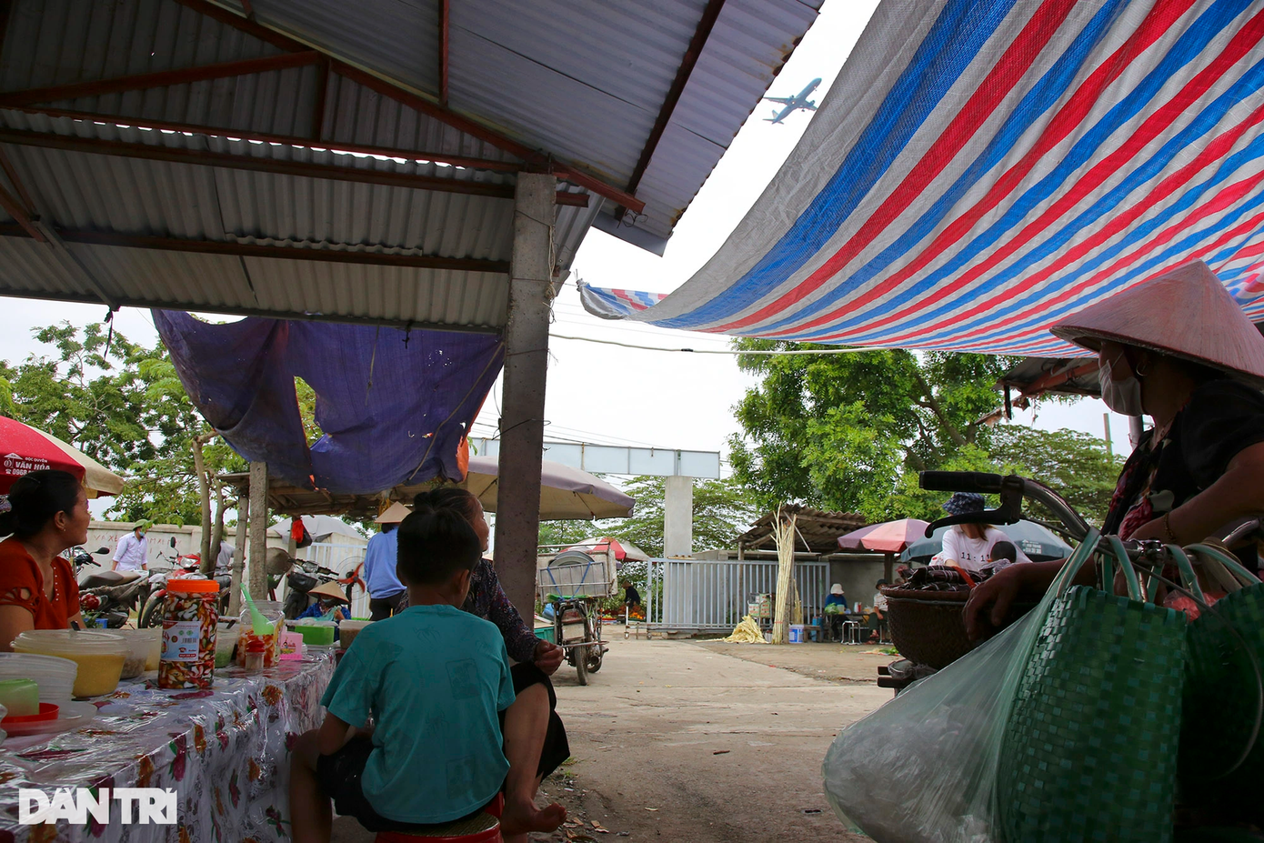 Trong khung giờ sáng từ 10h30 - 11h30; chiều từ khoảng 17h đến tối, máy bay hạ cánh liên tục, mỗi chuyến chỉ cách nhau vài phút.