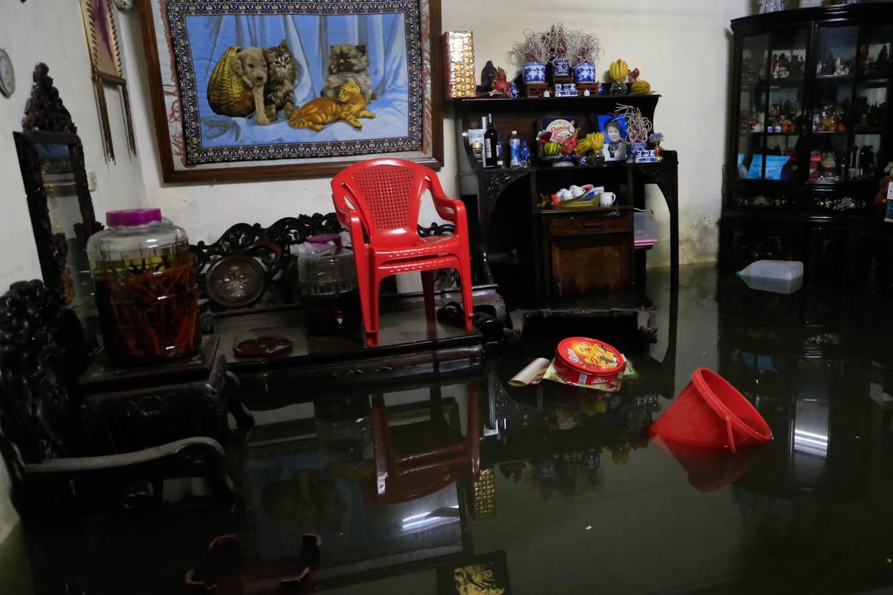 Bên trong một căn nhà tại ngõ 90 Đội Cấn, nước còn ngập tới 70 cm. Nội thất trong nhà phần lớn là đồ gỗ, đã chịu ngâm nước cả đêm. Bên trong một căn nhà tại ngõ 90 Đội Cấn, nước còn ngập tới 70 cm. Nội thất trong nhà phần lớn là đồ gỗ, đã chịu ngâm nước cả đêm.