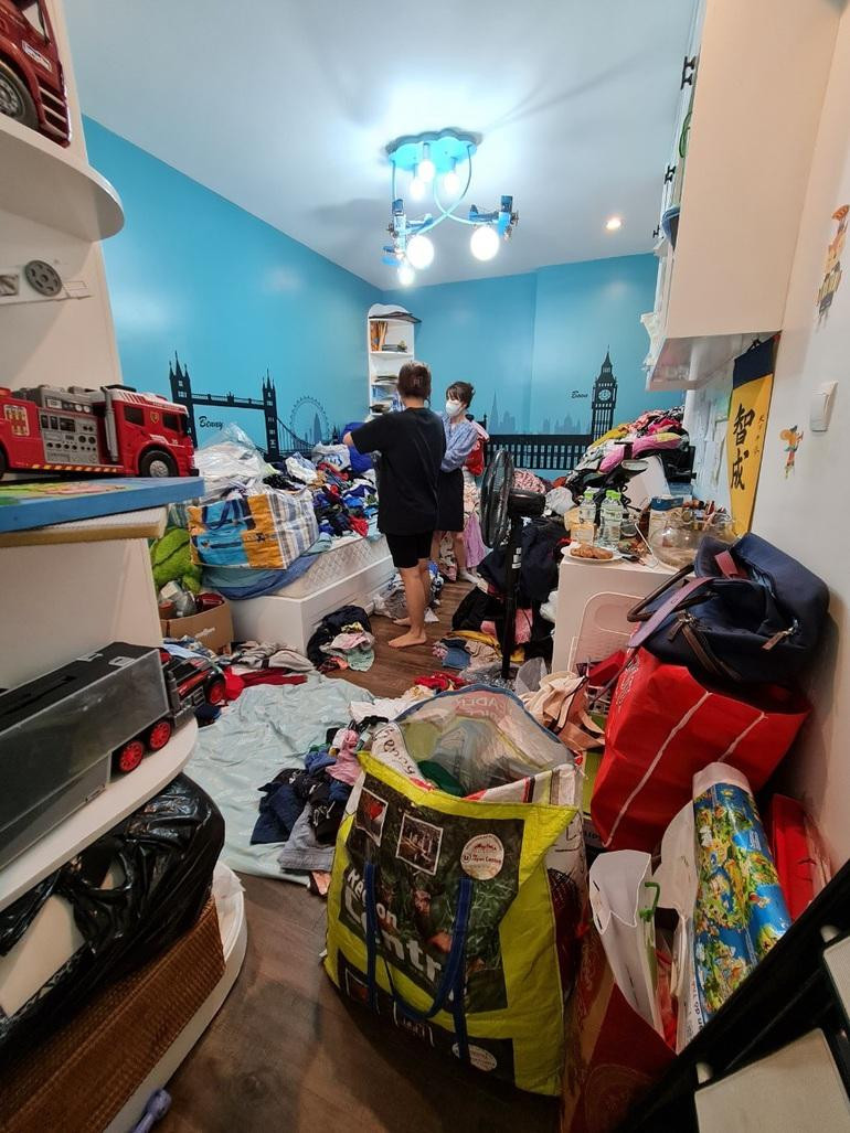 Nhân viên gấp quần áo đến sắp xếp tủ đồ giúp một khách hàng.