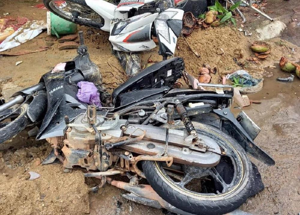 Xe máy bị hư hỏng nặng sau va chạm. Xe máy bị hư hỏng nặng sau va chạm.