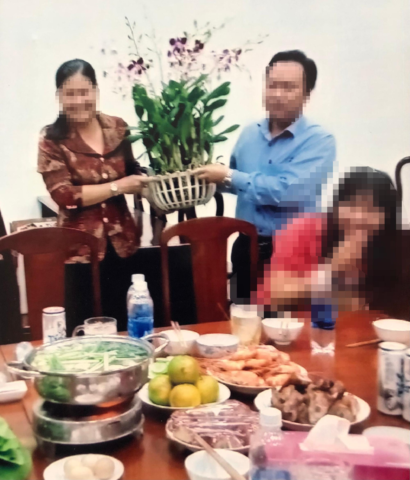 Lãnh đạo quận Cái Răng tặng hoa bà Ng.Th.Tr.L. Lãnh đạo quận Cái Răng tặng hoa bà Ng.Th.Tr.L.