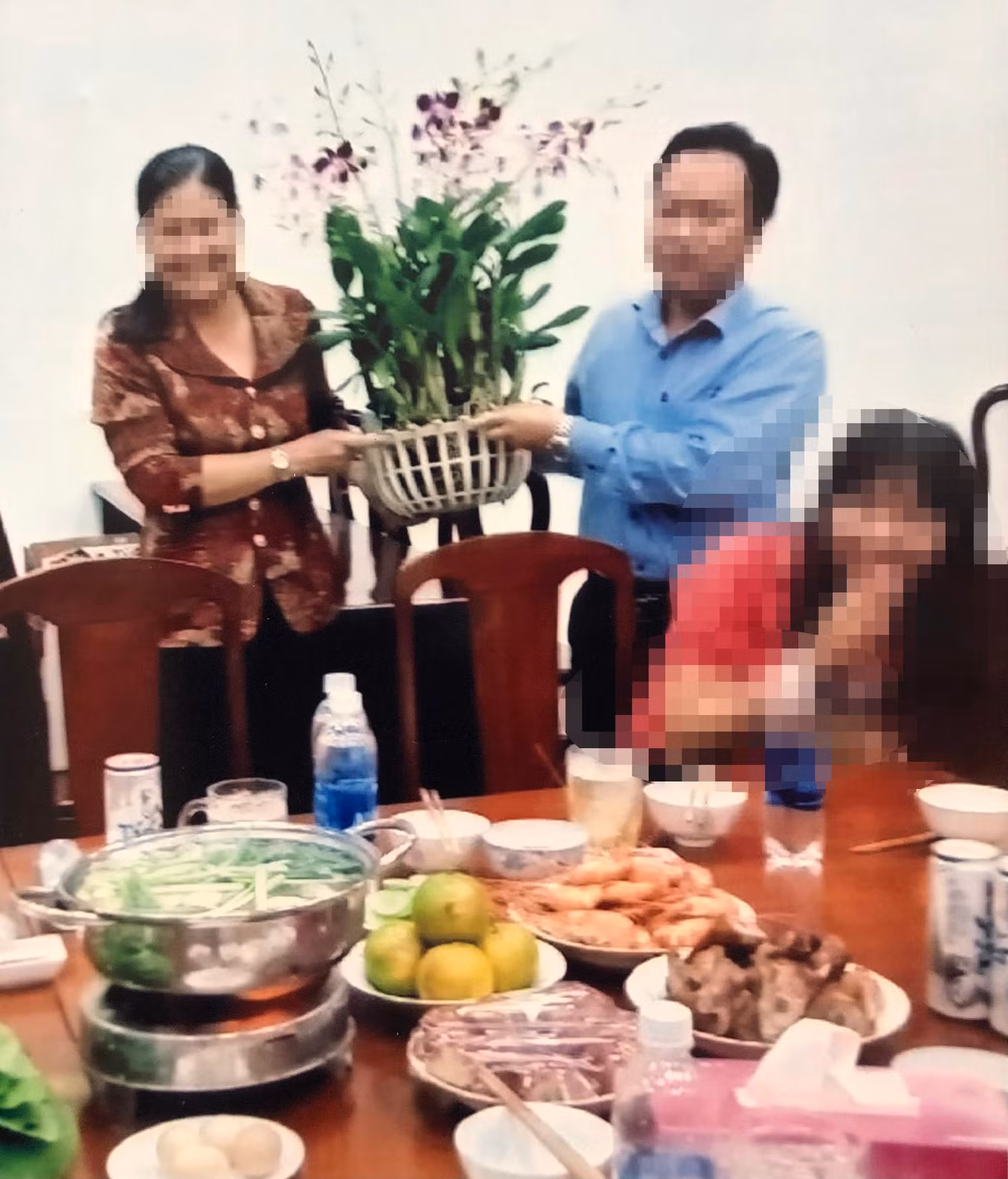 Lãnh đạo quận Cái Răng tặng hoa bà Ng.Th.Tr.L.