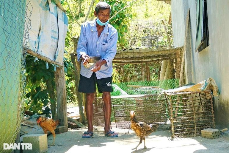 Ông đã từng từ chối vài nghìn USD của đài truyền hình vì không muốn nổi tiếng. Ông đã từng từ chối vài nghìn USD của đài truyền hình vì không muốn nổi tiếng.