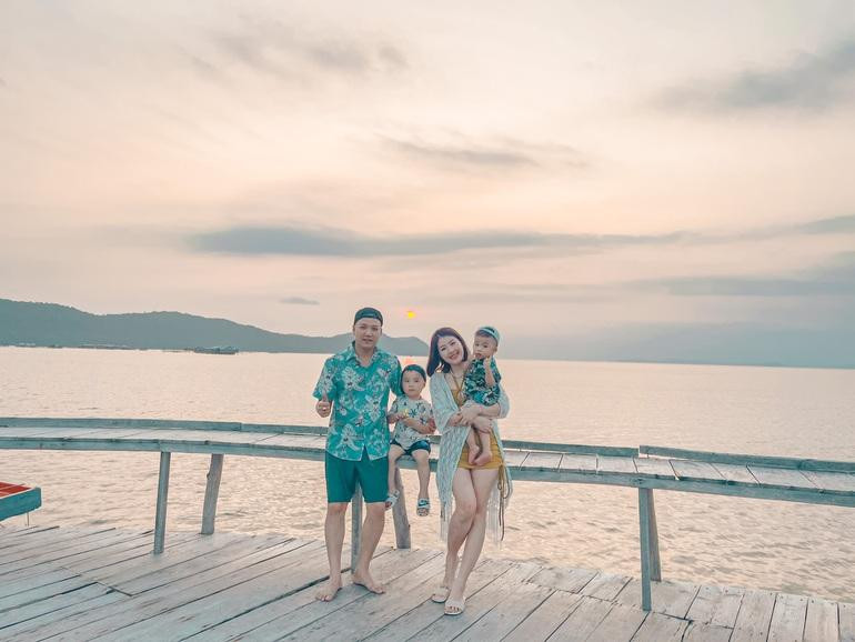 Vợ chồng chị Dung đưa hai con trai đi chơi Phú Quốc trước kỳ nghỉ lễ 30/4 - 1/5 khoảng nửa tháng vì sợ cảnh du lịch đông đúc, chen chúc. Ảnh: Vũ Thị Kim Dung. Vợ chồng chị Dung đưa hai con trai đi chơi Phú Quốc trước kỳ nghỉ lễ 30/4 - 1/5 khoảng nửa tháng vì sợ cảnh du lịch đông đúc, chen chúc. Ảnh: Vũ Thị Kim Dung.
