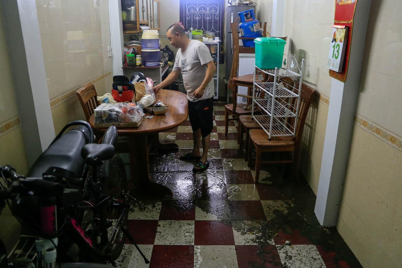 Anh Thắng cùng với người thân trong gia đình đã quá quen với việc dọn dẹp nhà cửa mỗi khi có mưa to. “Do nằm ở cuối ngõ nên khi mưa to nước vào kéo theo nhiều bùn đất tràn, rác thải vào trong nhà, tôi đã sử dụng 3 máy bơm để xả nước nhưng vẫn không ăn thua”, anh nói. Anh Thắng cùng với người thân trong gia đình đã quá quen với việc dọn dẹp nhà cửa mỗi khi có mưa to. “Do nằm ở cuối ngõ nên khi mưa to nước vào kéo theo nhiều bùn đất tràn, rác thải vào trong nhà, tôi đã sử dụng 3 máy bơm để xả nước nhưng vẫn không ăn thua”, anh nói.