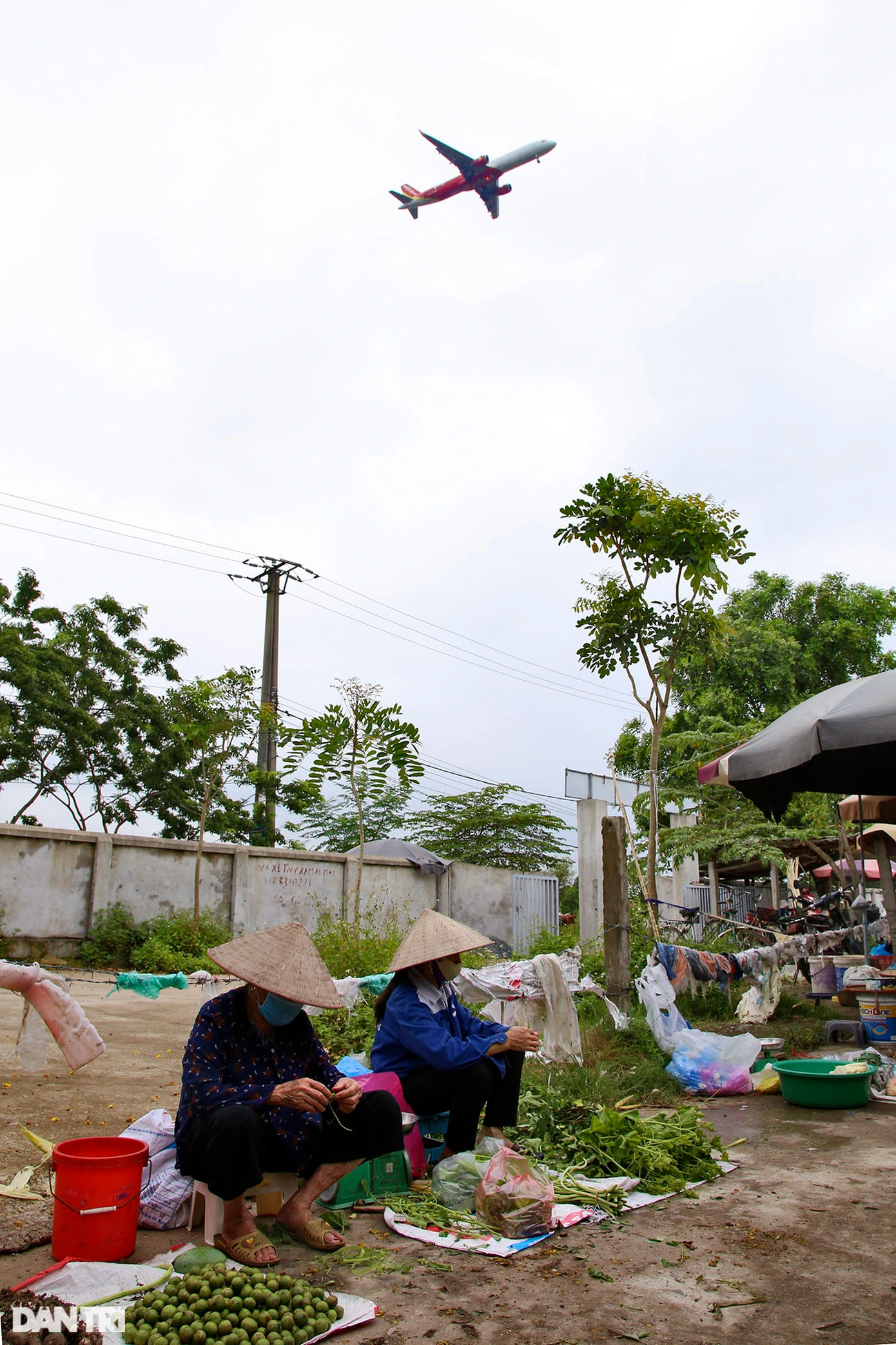 Nông sản bày bán tại chợ có các loại rau, sấu mùa hè.