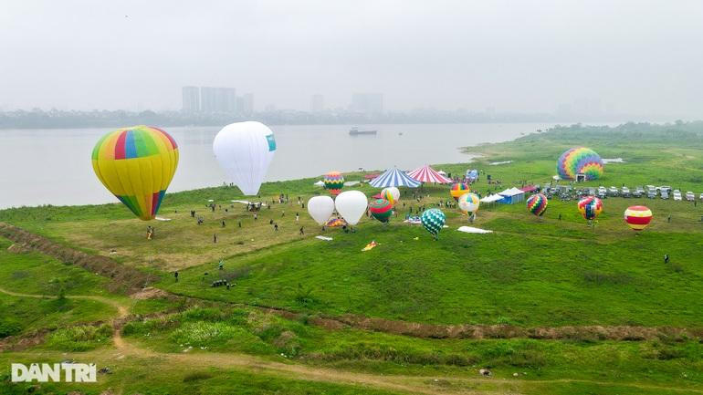 Sáng nay 25/3, tại Hà Nội diễn ra lễ hội khinh khí cầu, một trong những sự kiện nằm trong khuôn khổ chương trình "Du lịch Hà Nội chào 2022 - Get on Hà Nội 2022", do Sở Du lịch Hà Nội tổ chức, hưởng ứng mở lại các hoạt động du lịch.