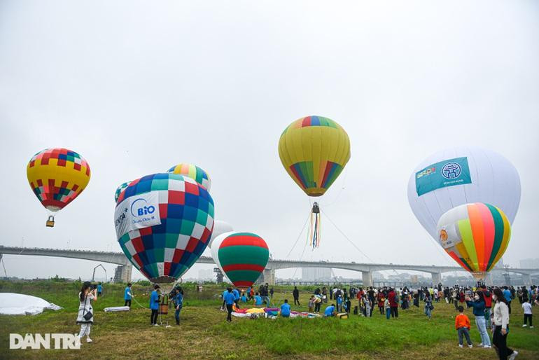 Từ 8 giờ đến 21 giờ các ngày 25-27/3, tại khu vườn nhãn Long Biên có 22 khinh khí cầu các loại (gồm 4 khinh khí cầu cấp 7 cao 22 m, 18 khinh khí cầu cấp 1 cao 10 m), đa sắc màu, bay lơ lửng trên bầu trời.