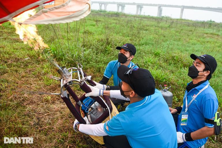 Ngay từ sáng sớm, đội ngũ kỹ thuật viên đã chuẩn bị kĩ cho các khinh khí cầu.