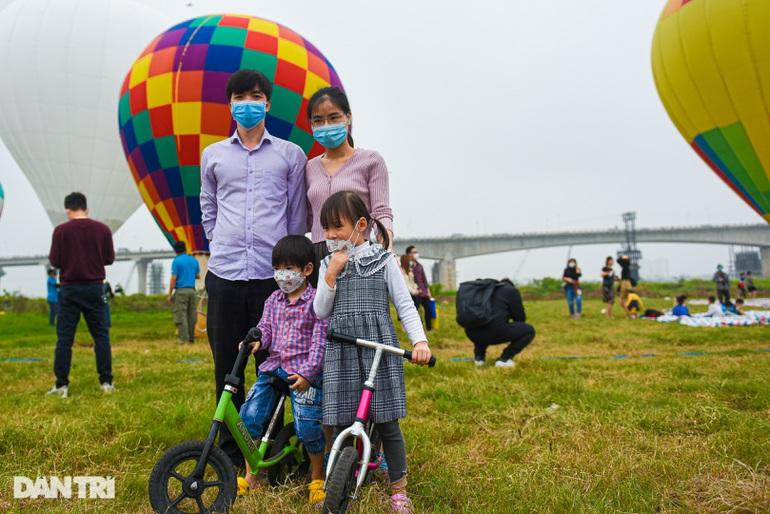 Anh Nguyễn Đức Thuận và chị Vũ Thị Thúy di chuyển từ Bắc Ninh tới tham gia lễ hội khinh khí cầu. "Chúng tôi di chuyển xa, thời tiết lại khá lạnh nhưng khi tới đây thì thấy vô cùng hào hứng", anh Thuận chia sẻ.