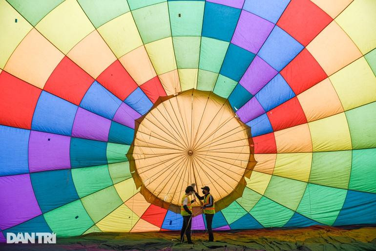 Điểm đặc biệt của sự kiện là du khách có thể bay trải nghiệm với khinh khí cầu, ngắm cảnh Hà Nội từ trên cao.