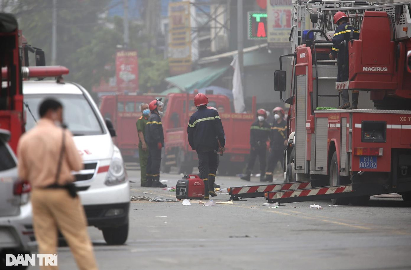 Lực lượng chức năng dùng xe thang để tiếp cận hiện trường từ trên cao. Theo một số chiến sĩ PCCC, bên trong còn ít nhất 2 phòng hát và một số khu vực chưa được tiếp cận.