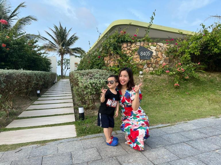 Chị Phương cho biết, việc đi du lịch sớm trước kỳ nghỉ lễ giúp gia đình có nhiều lựa chọn và sử dụng các dịch vụ liên quan đến di chuyển, lưu trú với mức chi phí phải chăng. Ảnh: Lê Thị Mai Phương. Chị Phương cho biết, việc đi du lịch sớm trước kỳ nghỉ lễ giúp gia đình có nhiều lựa chọn và sử dụng các dịch vụ liên quan đến di chuyển, lưu trú với mức chi phí phải chăng. Ảnh: Lê Thị Mai Phương.