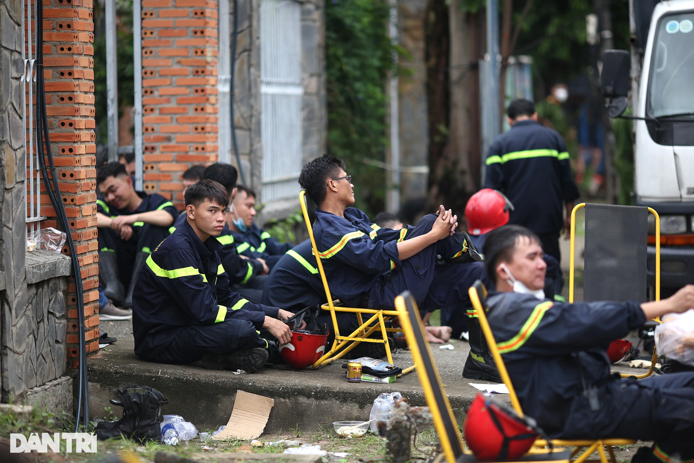 Phía bên ngoài, hàng chục chiến sĩ khác đang tạm nghỉ ngơi sau một đêm cật lực khống chế đám cháy và cứu người bị nạn.
