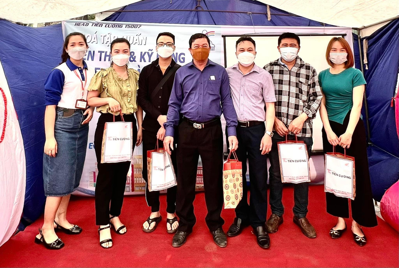 Đại diện cửa hàng Head Tiến Cường trao quà tri ấn những khách hàng đạt kết quả tốt trong phần kiểm tra lý thuyết và thực hành.