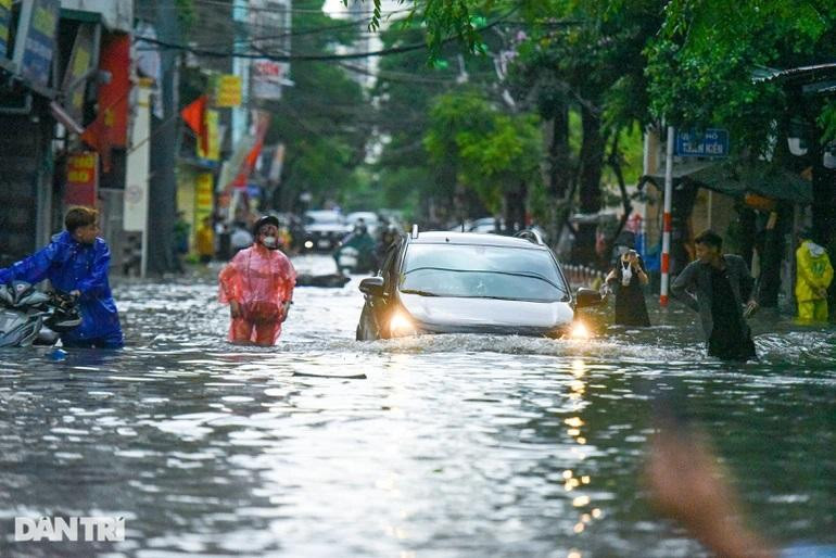 Nhiều con phố Hà Nội ngập sâu trong cơn mưa chiều 29/5. (Ảnh: Toàn Vũ)