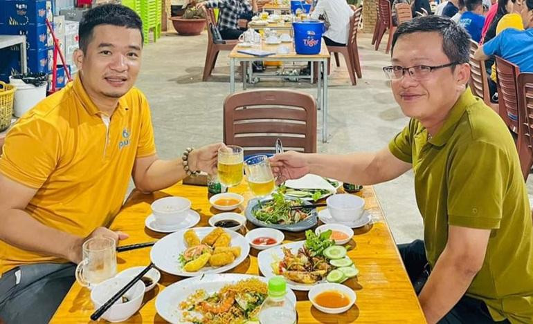 Giám đốc Vũ (áo vàng) gặp lại ân nhân của mình là thiếu tá Phạm Hải Tiệp. Ảnh: Nhân vật cung cấp.