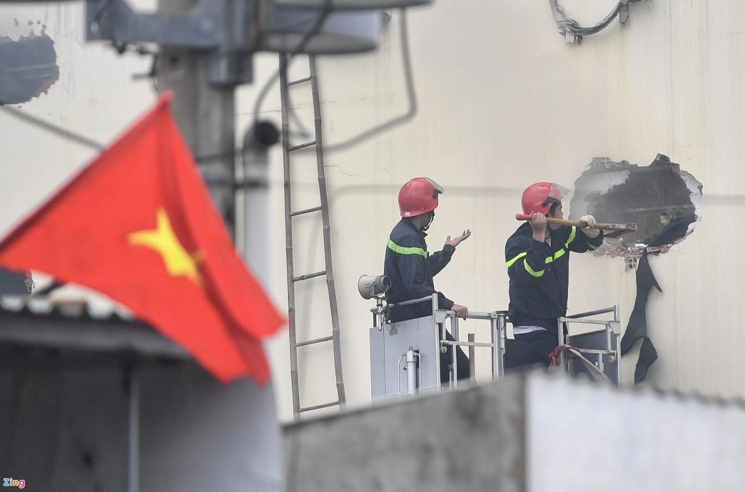 Cảnh sát đục tường tìm lối vào bên trong quán karaoke. Lực lượng chức năng nhận định rất có thể vẫn còn các nạn nhân mắc kẹt bên trong chưa thể ra ngoài. "Tiếp tục tìm kiếm các nạn nhân trong vụ cháy quán karaoke An Phú" cũng là một chỉ đạo khẩn được Chủ tịch Bình Dương Võ Văn Minh đưa ra ngay sau khi xảy ra vụ việc. Ảnh: Zing