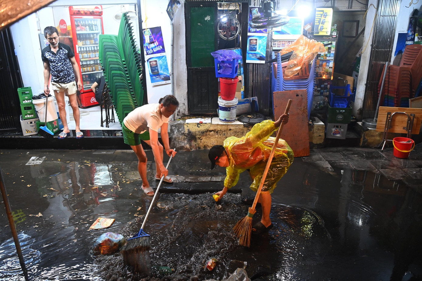 Dọc con phố Tạ Hiện (quận Hoàn Kiếm) vẫn sáng đèn lúc nửa đêm, nhà nhà bắt đầu quét dọn, lau rửa. Nắp cống cũng được khơi thông cho dòng nước kịp thoát. Dọc con phố Tạ Hiện (quận Hoàn Kiếm) vẫn sáng đèn lúc nửa đêm, nhà nhà bắt đầu quét dọn, lau rửa. Nắp cống cũng được khơi thông cho dòng nước kịp thoát.