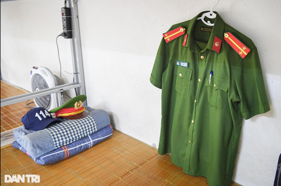 Hai bộ quân phục của Việt và Phúc được đồng đội sắp xếp gọn gàng, nằm ngay ngắn trên chiếc giường tầng. Hai bộ quân phục của Việt và Phúc được đồng đội sắp xếp gọn gàng, nằm ngay ngắn trên chiếc giường tầng.