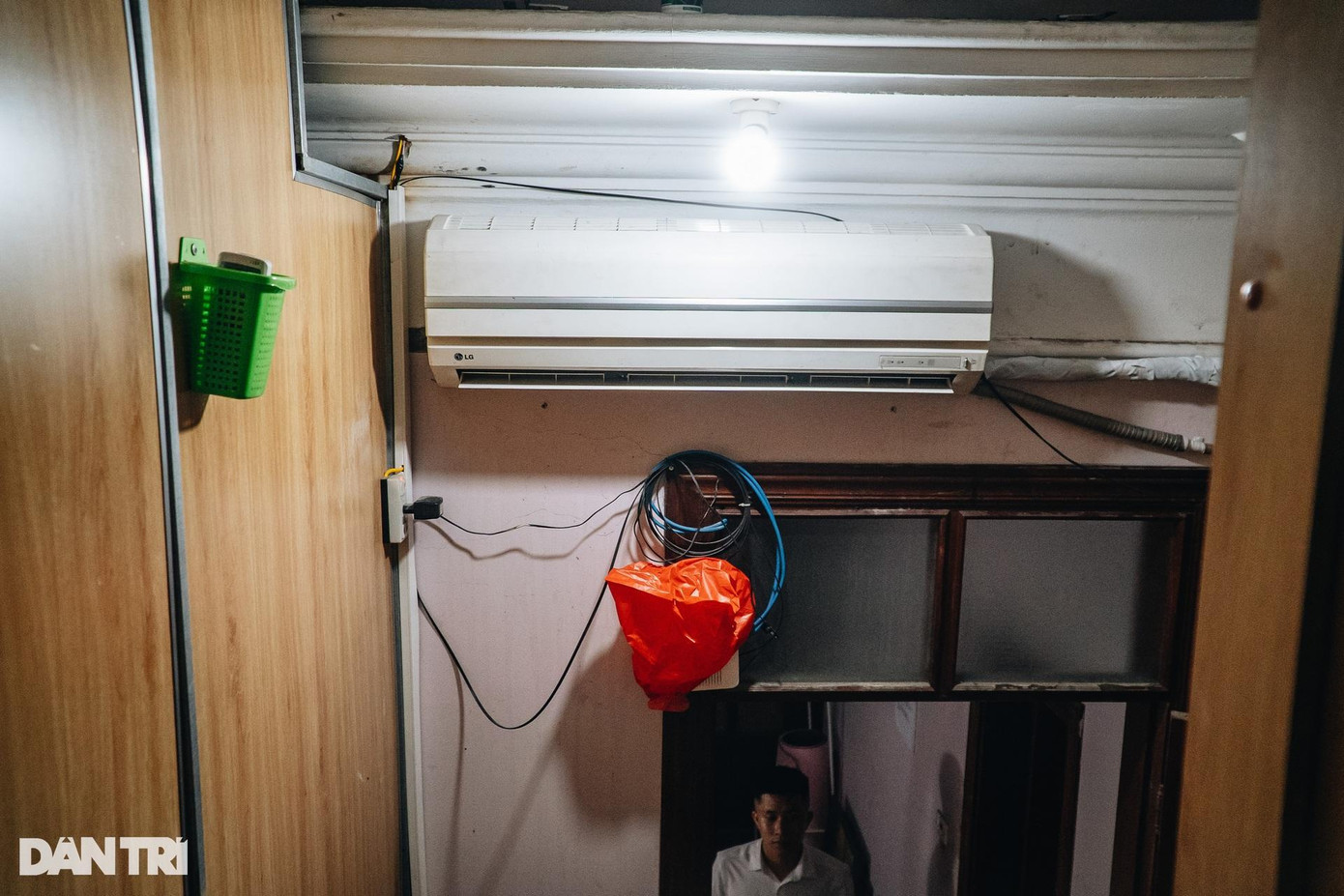 Mỗi phòng đều được lắp điều hòa công suất lớn, được miêu tả "có thể mát đến từng phòng hộp diêm". Khu bếp chung dưới tầng 1, được bố trí sẵn bếp điện, bồn rửa, tủ để đồ, bình nóng lạnh, máy lọc nước,… Đội ngũ quản lý sẽ đến "thăm nhà" 1-2 lần/tuần. Ngoài ra, 3-5 kĩ thuật viên luôn sẵn sàng "ứng cứu" nếu khách hàng phản ánh thiết bị hỏng hóc. "Chúng tôi tạo ra mô hình nhà trọ tổ ong hi vọng giúp sinh viên, người lao động tiết kiệm chi phí sinh hoạt", anh Luyện nói.