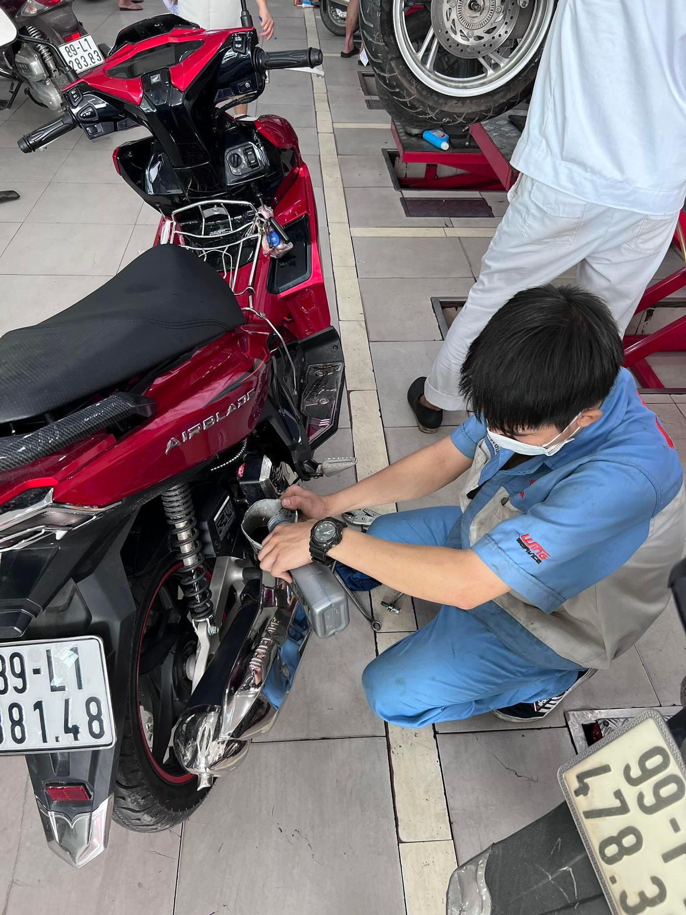 Người dân xếp hàng tại khu vực Thay dầu miễn phí để được một lần trải nghiệm dịch vụ của HEAD Tiến Cường. Người dân xếp hàng tại khu vực Thay dầu miễn phí để được một lần trải nghiệm dịch vụ của HEAD Tiến Cường.