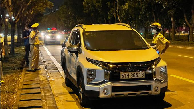Sau khi bị phát hiện vi phạm nồng độ cồn, người đàn ông "cố thủ" trong ô tô đến hết thời gian làm việc tại chốt của CSGT.