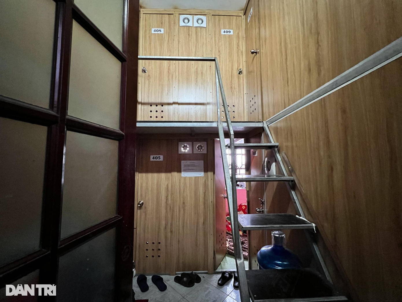 "Anh trai từng thuê phòng trọ hộp diêm/tổ ong như thế này, nên tôi cũng muốn thử trải nghiệm", Thúy nói. Giá thuê tháng đầu tiên khởi điểm 1,2 triệu đồng, nếu làm hợp đồng 6 tháng, mức giá này sẽ giảm xuống. "Lần đầu bước vào phòng, nhiều người cảm thấy ngộp thở. Nhưng mỗi phòng đều được trang bị quạt thông gió, điều hòa chung, nên không hề bí bách", Thúy nói.