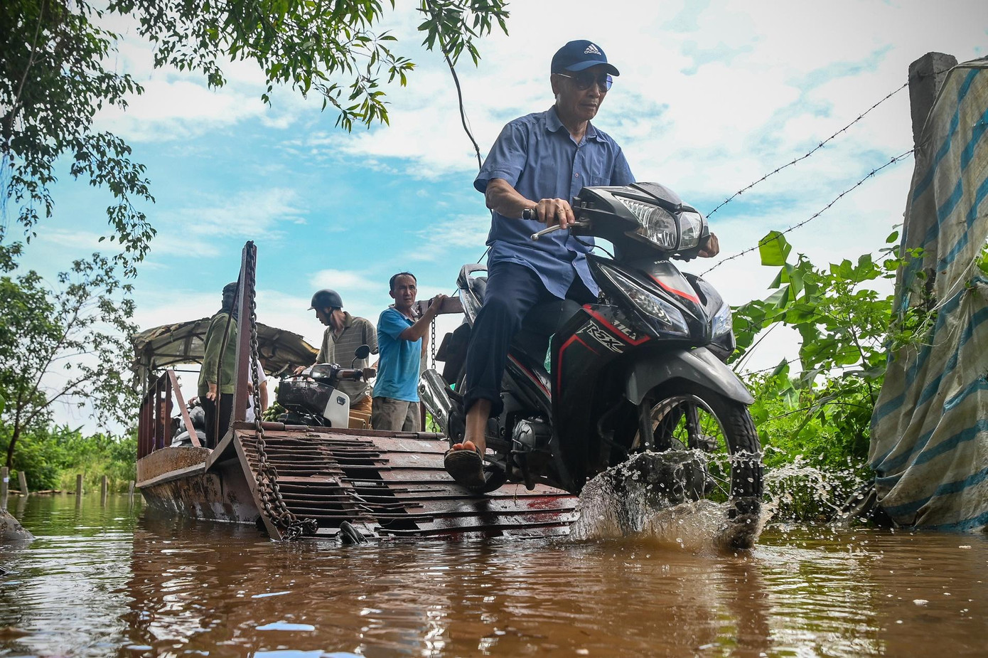Trung bình mỗi chuyến đò, ông Bo chở được tối đa 5 xe máy và khoảng 10 người. Mỗi lượt người và xe đi đò giúp ông kiếm được 20.000 đồng. "Việc lái đò chở khách ngày nước dâng cao là việc chúng tôi làm hàng năm, chủ yếu là hàng xóm trong khu này, thi thoảng lắm mới có người ngoài vào đây khi ngập", ông Bo nói thêm. Trung bình mỗi chuyến đò, ông Bo chở được tối đa 5 xe máy và khoảng 10 người. Mỗi lượt người và xe đi đò giúp ông kiếm được 20.000 đồng. "Việc lái đò chở khách ngày nước dâng cao là việc chúng tôi làm hàng năm, chủ yếu là hàng xóm trong khu này, thi thoảng lắm mới có người ngoài vào đây khi ngập", ông Bo nói thêm.