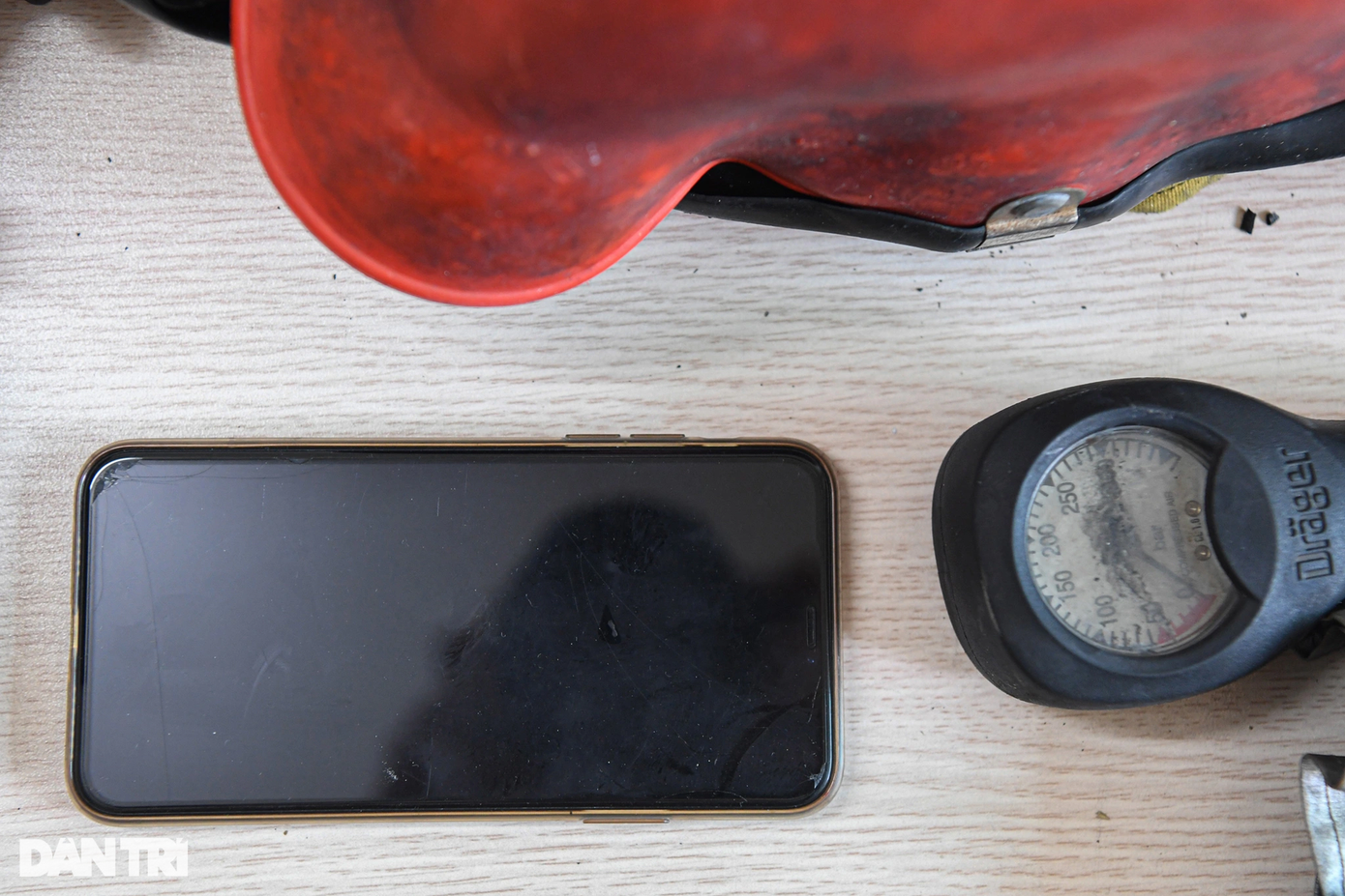 Chiếc điện thoại - kỷ vật cuối của Thượng úy Đỗ Đức Việt. Việt công tác ở đơn vị từ năm 2019. Là một cán bộ được đào tạo cơ bản từ trường Đại học PCCC, kiến thức vững, ngoài công tác PCCC, Việt còn là một cán bộ đoàn năng nổ. Đặc biệt, chàng trai 24 tuổi có năng khiếu về công tác tuyên truyền những kỹ năng PCCC. Ngoài thời gian đi làm nhiệm vụ PCCC và CNCH ở hiện trường, anh được chỉ huy đơn vị tin tưởng giao cho mảng tuyên truyền những kỹ năng PCCC tại khu dân cư, trường học. Chiếc điện thoại - kỷ vật cuối của Thượng úy Đỗ Đức Việt. Việt công tác ở đơn vị từ năm 2019. Là một cán bộ được đào tạo cơ bản từ trường Đại học PCCC, kiến thức vững, ngoài công tác PCCC, Việt còn là một cán bộ đoàn năng nổ. Đặc biệt, chàng trai 24 tuổi có năng khiếu về công tác tuyên truyền những kỹ năng PCCC. Ngoài thời gian đi làm nhiệm vụ PCCC và CNCH ở hiện trường, anh được chỉ huy đơn vị tin tưởng giao cho mảng tuyên truyền những kỹ năng PCCC tại khu dân cư, trường học.