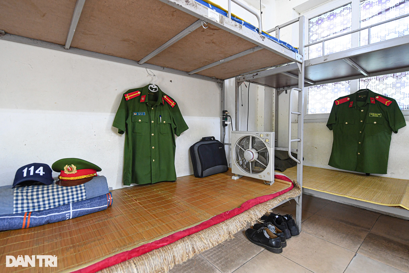 Phòng bên cạnh - nơi nghỉ ngơi của cán bộ chiến sĩ, cũng đã vắng tiếng Thượng úy Đỗ Đức Việt và Hạ sĩ Nguyễn Đình Phúc. Phòng bên cạnh - nơi nghỉ ngơi của cán bộ chiến sĩ, cũng đã vắng tiếng Thượng úy Đỗ Đức Việt và Hạ sĩ Nguyễn Đình Phúc.
