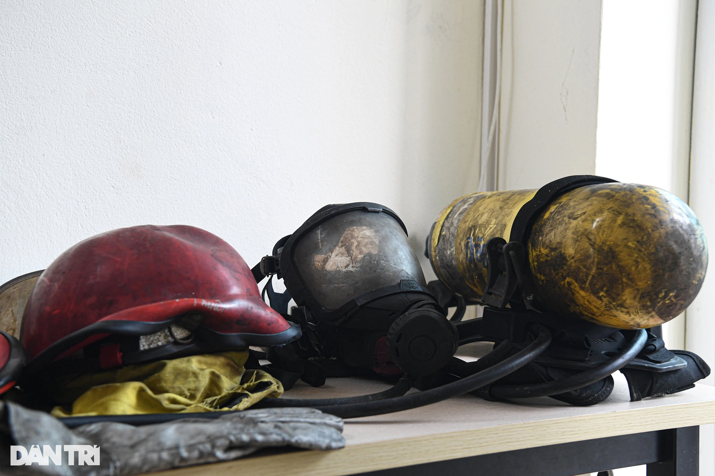 Mũ bảo hộ của Thượng tá Đặng Anh Quân và Thượng úy Đỗ Đức Việt bị cháy đen, biến dạng, được đặt ngay ngắn trên chiếc bàn nhỏ trong phòng của người chỉ huy. Bên cạnh là bình dưỡng khí và mặt nạ, cũng không còn nguyên vẹn. Đồng đội lục tìm trong hiện trường còn duy nhất một chiếc găng tay… Mũ bảo hộ của Thượng tá Đặng Anh Quân và Thượng úy Đỗ Đức Việt bị cháy đen, biến dạng, được đặt ngay ngắn trên chiếc bàn nhỏ trong phòng của người chỉ huy. Bên cạnh là bình dưỡng khí và mặt nạ, cũng không còn nguyên vẹn. Đồng đội lục tìm trong hiện trường còn duy nhất một chiếc găng tay…