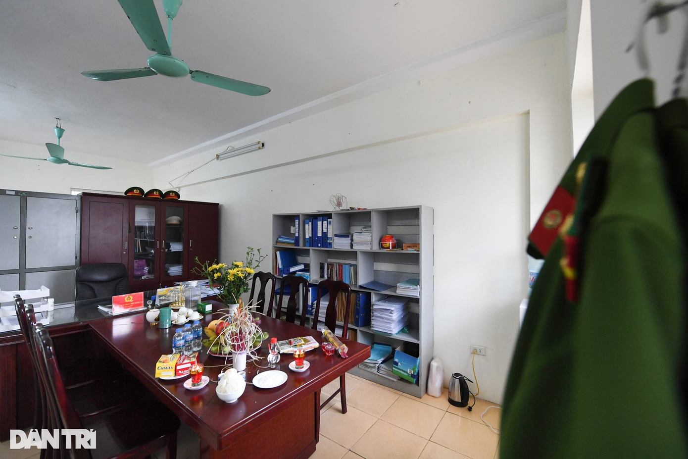 Căn phòng trên tầng 2 của Đội trưởng - Thượng tá Đặng Anh Quân chỉ còn lại chiếc ghế trống và bình hoa cúc vàng trên bàn. Các đồng đội lặng người mỗi khi nhìn vào bên trong. Căn phòng trên tầng 2 của Đội trưởng - Thượng tá Đặng Anh Quân chỉ còn lại chiếc ghế trống và bình hoa cúc vàng trên bàn. Các đồng đội lặng người mỗi khi nhìn vào bên trong.