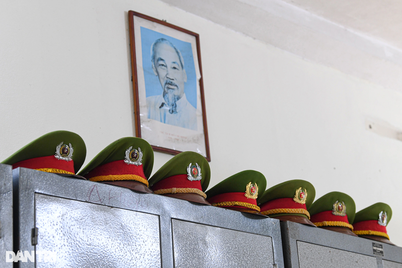 Hai ngày sau vụ cháy quán karaoke trên phố Quan Hoa, trụ sở Đội cảnh sát Phòng cháy chữa cháy và Cứu nạn Cứu hộ (PCCC&CNCH), Công an quận Cầu Giấy (Hà Nội) chìm trong yên lặng. Trong "trận chiến" cuối cùng với giặc lửa chiều 1/8, 3 người chiến sĩ đã không trở về. Họ gồm Thượng tá Đặng Anh Quân (45 tuổi, đội trưởng Đội Cảnh sát PCCC&CNCH), Thượng úy Đỗ Đức Việt (24 tuổi) và Hạ sĩ Nguyễn Đình Phúc (19 tuổi) - chiến sĩ nghĩa vụ. Hai ngày sau vụ cháy quán karaoke trên phố Quan Hoa, trụ sở Đội cảnh sát Phòng cháy chữa cháy và Cứu nạn Cứu hộ (PCCC&CNCH), Công an quận Cầu Giấy (Hà Nội) chìm trong yên lặng. Trong "trận chiến" cuối cùng với giặc lửa chiều 1/8, 3 người chiến sĩ đã không trở về. Họ gồm Thượng tá Đặng Anh Quân (45 tuổi, đội trưởng Đội Cảnh sát PCCC&CNCH), Thượng úy Đỗ Đức Việt (24 tuổi) và Hạ sĩ Nguyễn Đình Phúc (19 tuổi) - chiến sĩ nghĩa vụ.