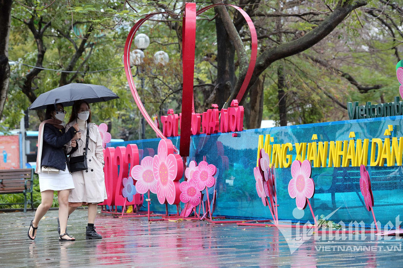 Dù là ngày nghỉ cuối tuần nhưng do mưa rét, không gian phố đi bộ quanh hồ Gươm khá vắng người