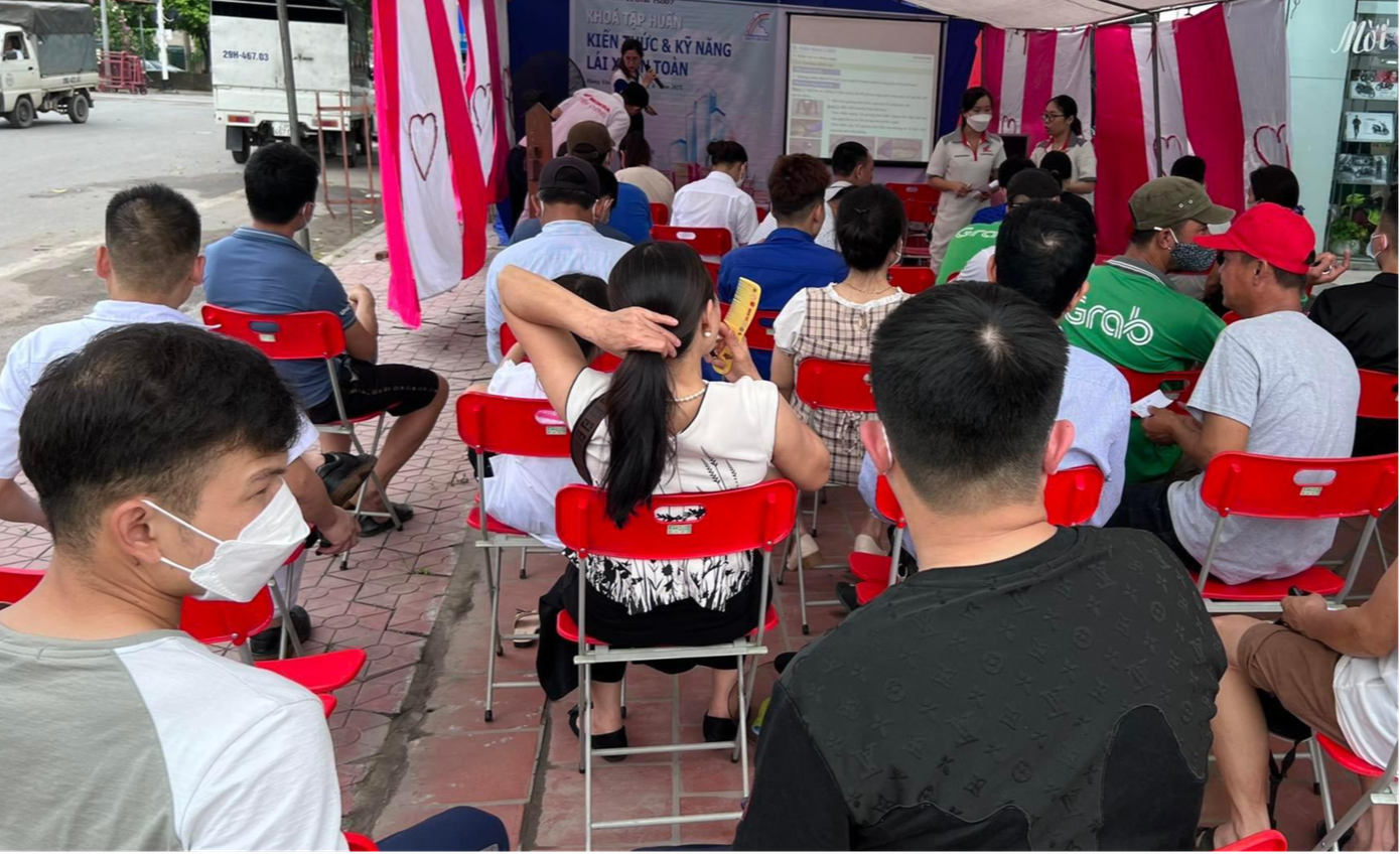 Người dân chăm chú lắng nghe nhân viên cửa hàng Head Tiến Cường hướng dẫn để nắm chắc các kiến thức và kỹ năng lái xe an toàn. Người dân chăm chú lắng nghe nhân viên cửa hàng Head Tiến Cường hướng dẫn để nắm chắc các kiến thức và kỹ năng lái xe an toàn.