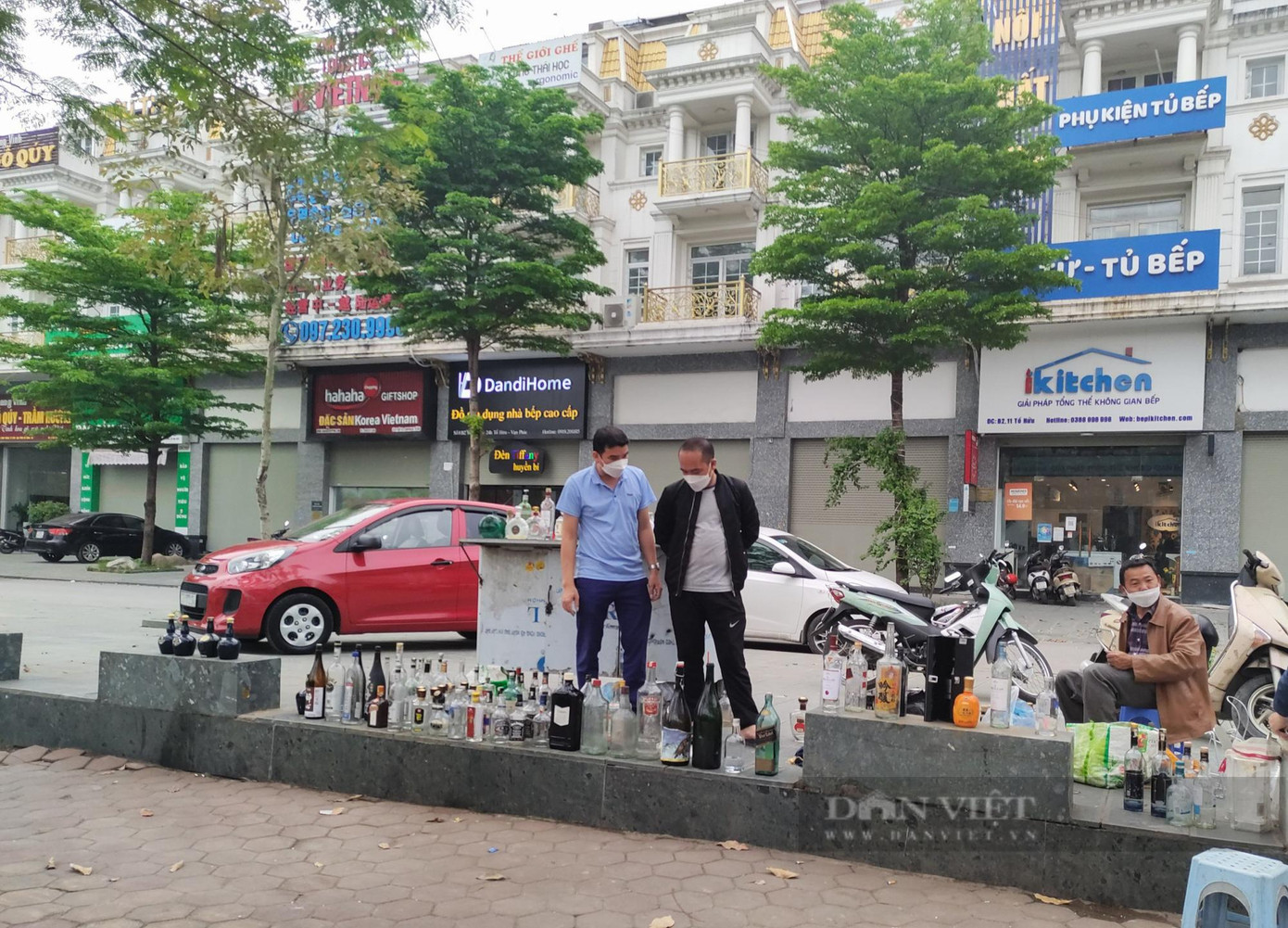 "Cửa hàng" vỏ chai của ông Khoa với đủ thể loại nằm trên đường Tố Hữu (Hà Đông). Nghề lạ ở Hà Nội: Ngồi vỉa hè bán vỏ rượu tây kiếm vài trăm nghìn một ngày - Ảnh 3.