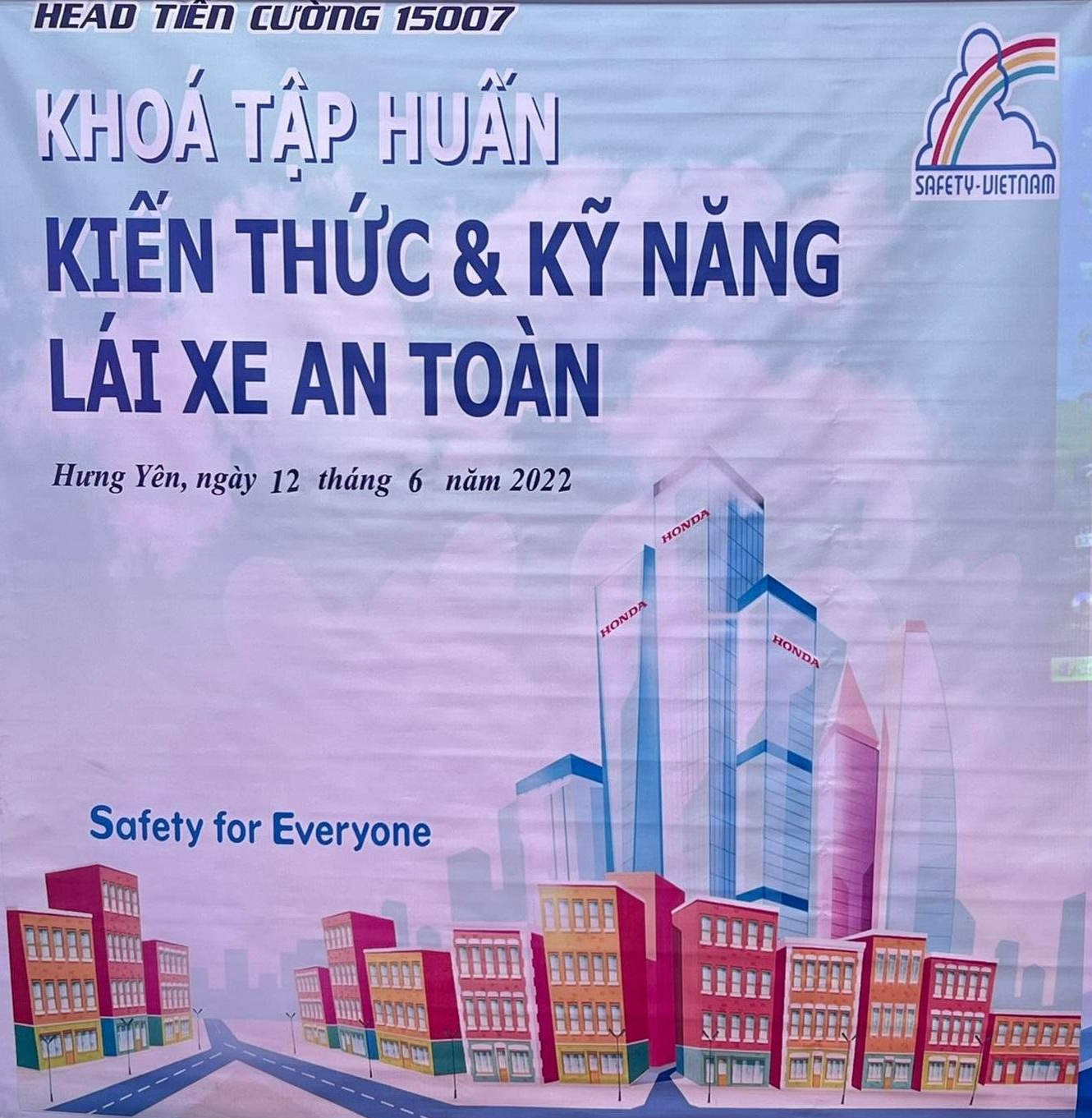 Buổi tập huấn được chia làm 2 phần gồm phần đào tạo lý thuyết và phần hướng dẫn thực hành. Trong phần lý thuyết, nhân viên cửa hàng đã hướng dẫn khách hàng tham gia buổi tập huấn nắm chắc các kiến thức, kỹ năng lái xe an toàn. Buổi tập huấn được chia làm 2 phần gồm phần đào tạo lý thuyết và phần hướng dẫn thực hành. Trong phần lý thuyết, nhân viên cửa hàng đã hướng dẫn khách hàng tham gia buổi tập huấn nắm chắc các kiến thức, kỹ năng lái xe an toàn.