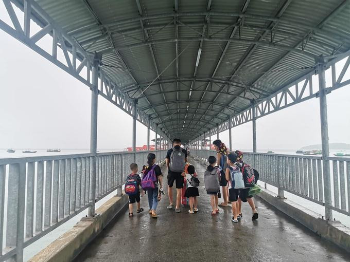 Trước đó con gái anh Đúng cùng mẹ đi du lịch ở Cô Tô. (Ảnh: V. Đ) Trước đó con gái anh Đúng cùng mẹ đi du lịch ở Cô Tô. (Ảnh: V. Đ)