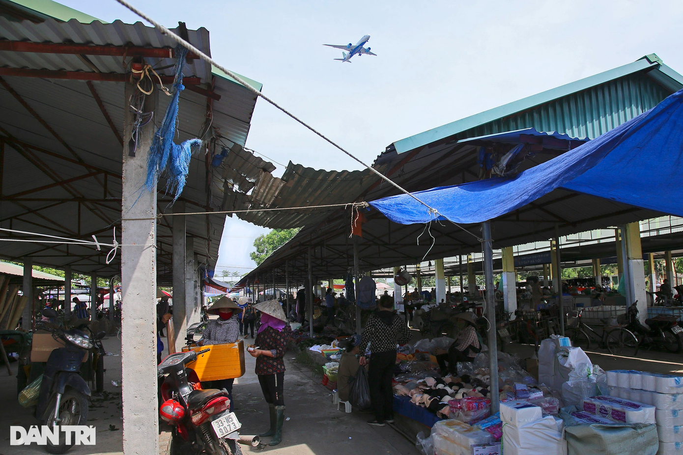 Trước đây chợ là những dãy nhà gạch tuềnh toàng, bán các mặt hàng dân dã, nay đã được xây dựng lại với các dãy nhà cao ráo, bán đủ loại thực phẩm, quần áo, đồ gia dụng, nông cụ sản xuất...