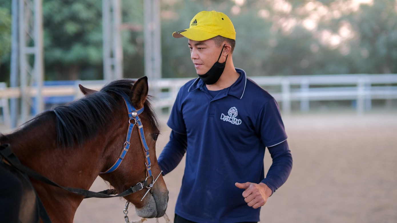 Khi giữa người cưỡi và con vật có sự thấu hiểu và tin tưởng lẫn nhau, họ có thể điều khiển ngựa chỉ bằng mệnh lệnh hoặc sử dụng dây cương.