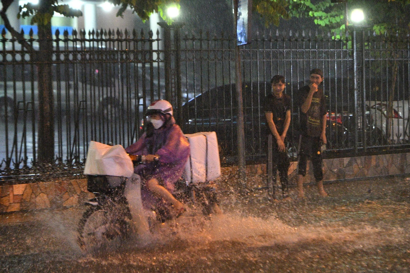 Nhiều tuyến phố Hà Nội rơi vào tình trạng ngập nặng sau trận mưa kéo dài tối 13/6. Tới 23h, cơn mưa mới ngớt dần và nước bắt đầu rút. Nhiều tuyến phố Hà Nội rơi vào tình trạng ngập nặng sau trận mưa kéo dài tối 13/6. Tới 23h, cơn mưa mới ngớt dần và nước bắt đầu rút.