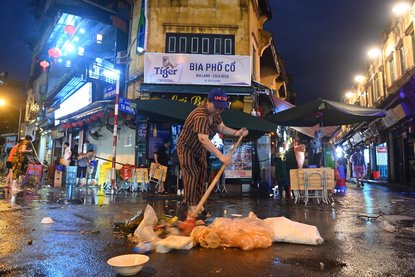 Rác thải trôi nổi trong trận mưa lớn được người dân phố cổ gom lại. Rác thải trôi nổi trong trận mưa lớn được người dân phố cổ gom lại.