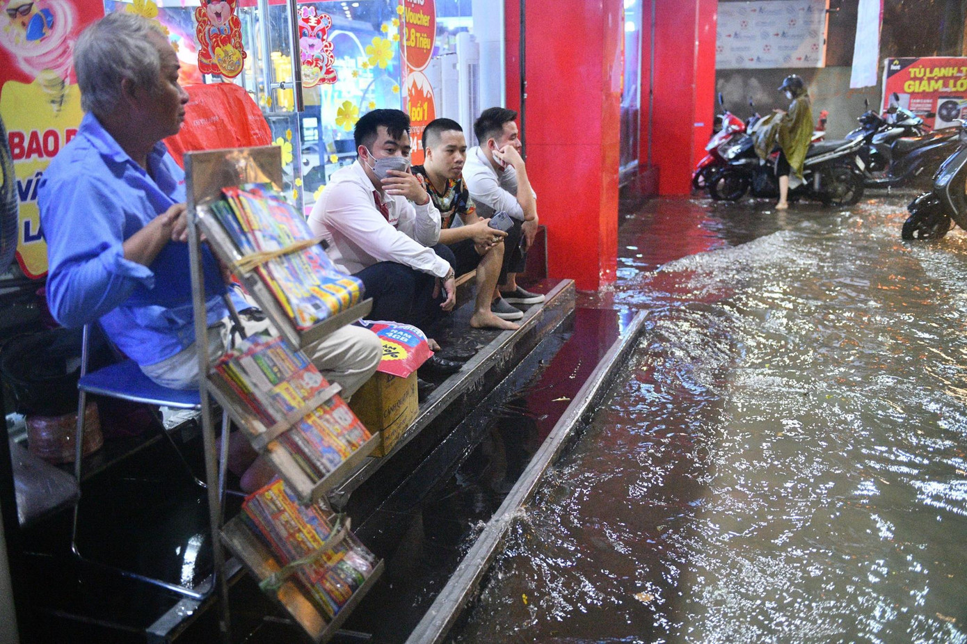 Tối 13/6, phố Đội Cấn (quận Ba Đình) trong cảnh mênh mông biển nước. Đây là một trong những điểm ngập nặng của Hà Nội. Tối 13/6, phố Đội Cấn (quận Ba Đình) trong cảnh mênh mông biển nước. Đây là một trong những điểm ngập nặng của Hà Nội.