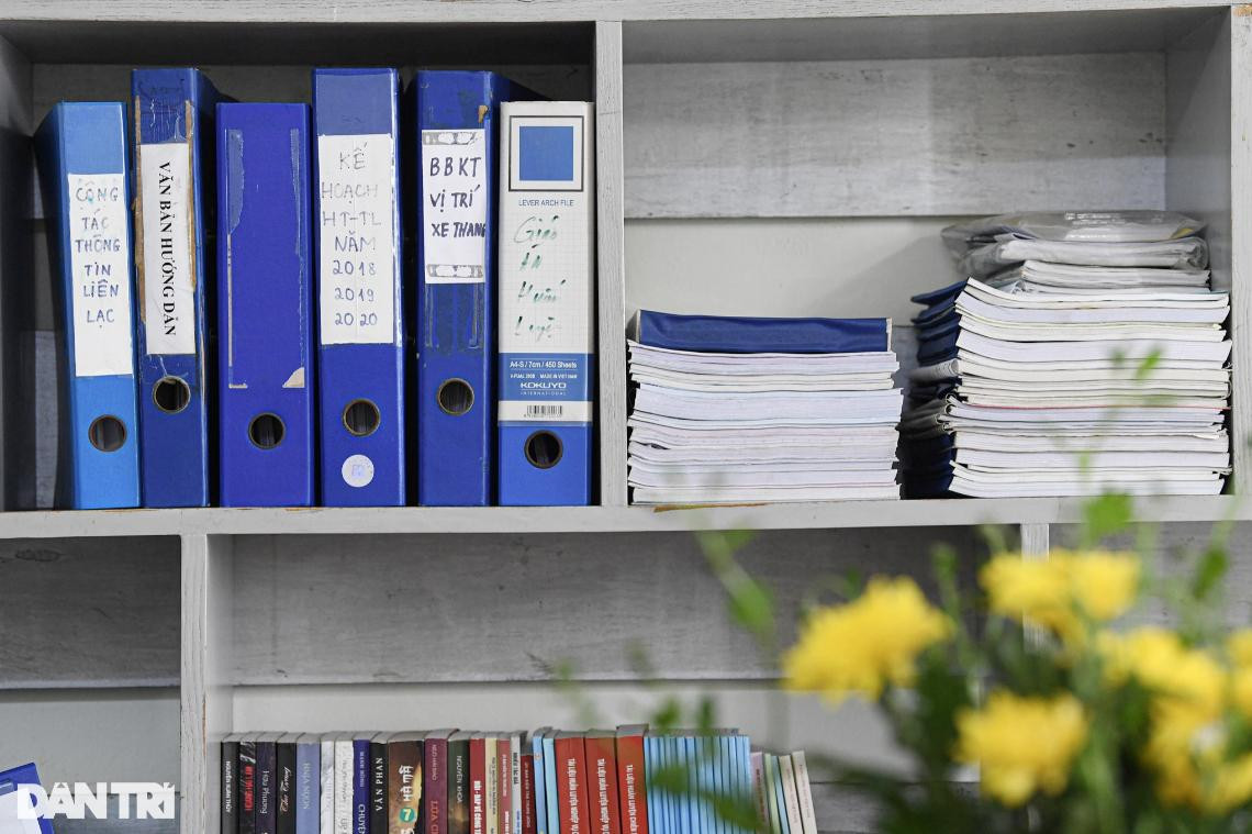 Mọi vật dụng, tư trang của anh Quân vẫn vẹn nguyên trong căn phòng nhỏ. Cặp công văn trình chờ anh ký, những hồ sơ công tác "nằm yên" trên giá sách... Mọi vật dụng, tư trang của anh Quân vẫn vẹn nguyên trong căn phòng nhỏ. Cặp công văn trình chờ anh ký, những hồ sơ công tác "nằm yên" trên giá sách...