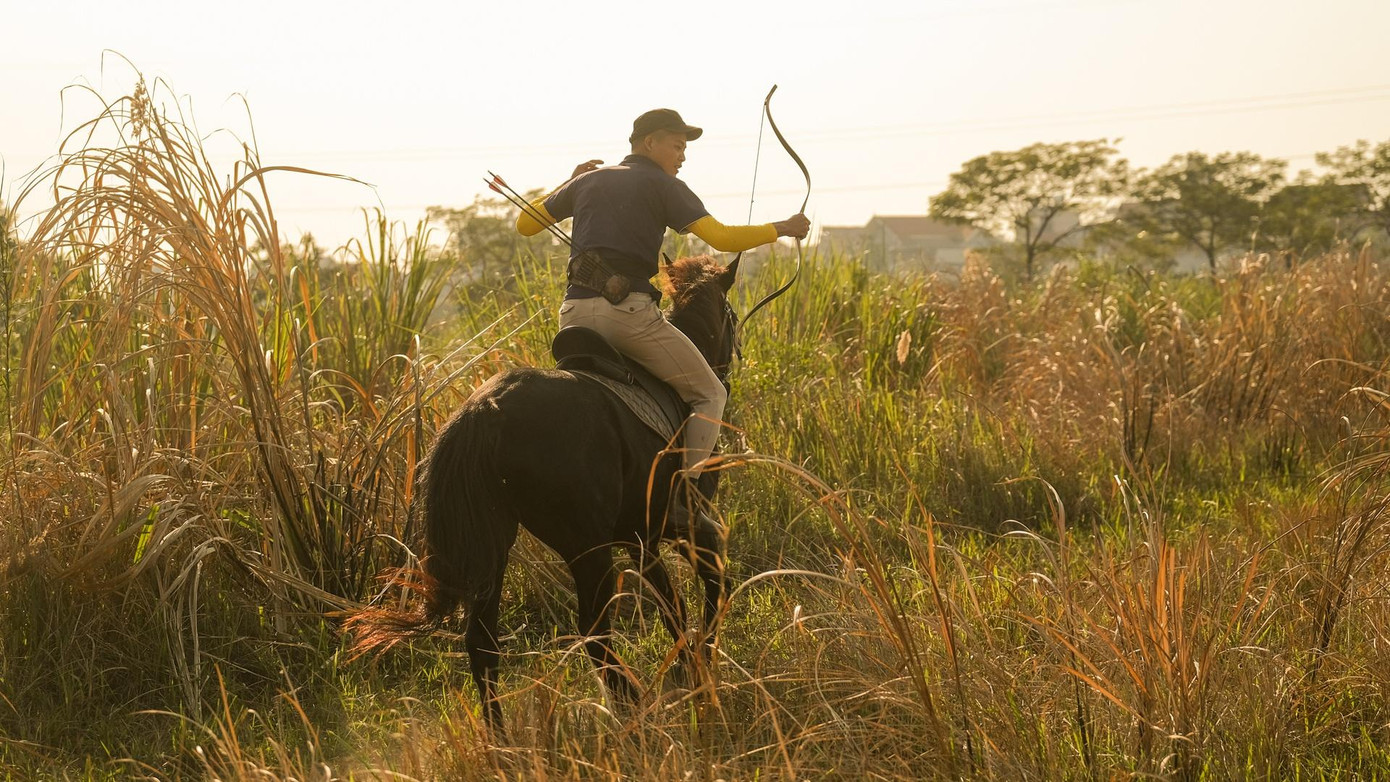 Tôi sử dụng loại cung truyền thống, tự căng dây và không gắn thiết bị hỗ trợ ngắm mục tiêu. Môn thể thao này đòi hỏi phải duy trì sự tập trung cao độ. Tôi vừa phải kiểm soát lực căng dây và ngắm mục tiêu, vừa đảm bảo ngựa chạy đúng hướng và tốc độ khi tôi đang không giữ dây cương. Song song với đó, mỗi phát tên trúng bia luôn đem lại sự phấn khích, đầy hào hứng.